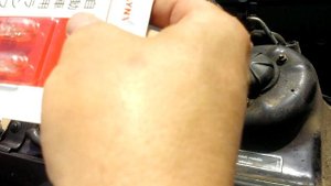 БМВ Е34 Замена лампочек в передних фарах BMW E34