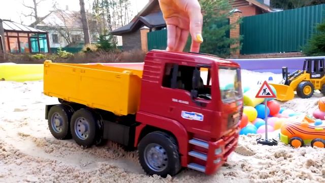 Машинки-помощники и цветные шарики. Сухой бассейн для игрушек! Сборник видео игры машинки для детей смотреть онлайн