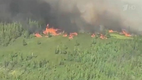 В Якутии спасатели срочно эвакуируют жителей из села Арылах, на который перекинулся лесной пожар