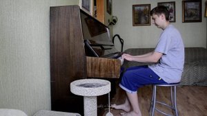 Пьеса (профессионал) на фортепиано.