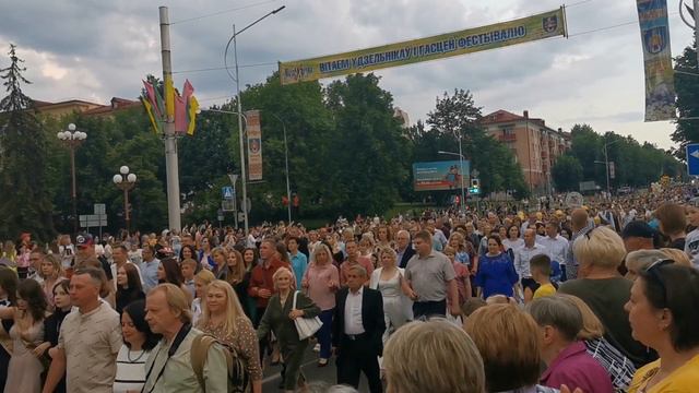 Праздничное шествие выпускников в Молодечно.