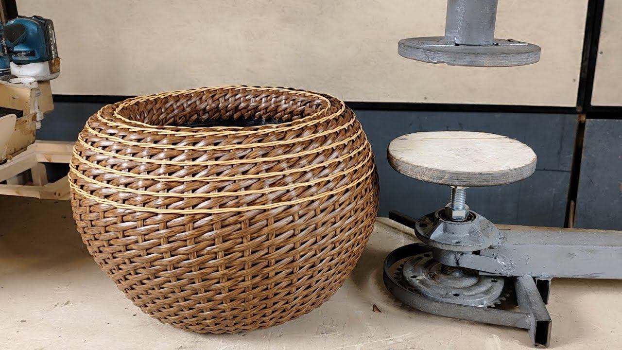 плетение кашпо на приспособлении , ротанг - полумесяц. смотреть онлайн