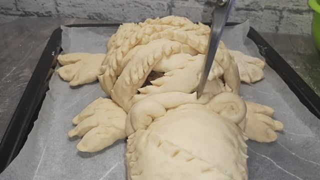 Пирог Крокодил с начинкой из фарша и капусты! Лепить крокодила из теста очень просто!Попробуйте!