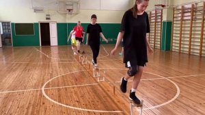 Упражнения на гимнастических скамейках. Игра «Овраг».