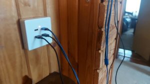 Розетка для зарядки сотовых телефонов и удобный держатель зарядных шнуров.