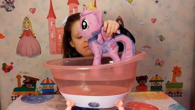 Пони искорка, Милана раскрашивает мягкую игрушку и моет. Little pony комплект для творчества. смотреть онлайн