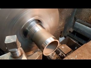 Расточка трубы из нержавеющей стали на токарном станке МК6056