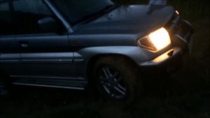 Mitsubishi Pajero Pinin по бездорожью в грозу
