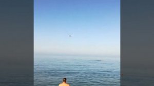 Самолет низко летит над морем Адлер(Сочи)
