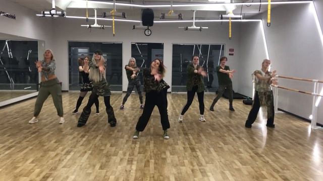 А я люблю военных! Танцы! С 23 февраля! смотреть онлайн