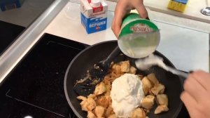 Куриное филе с луком и со сметаной на сковороде . Куриная сковородка . Что приготовить