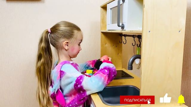 Полина и Даша учиться быть хорошей сестрой | Teaching children