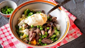 Салат с куриными сердечками и горошком