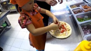 Пицца своими руками в ПИЦЦЕРИИ! Настоящий пиццемейкер!