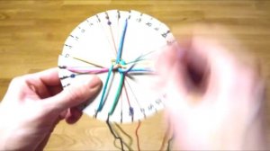 DIY: ПЛЕТЕМ ПОДВЕСКУ "КУМИХИМО" НА ШЕЮ ИЗ 8-МИ ЦВЕТНЫХ НИТЕЙ !