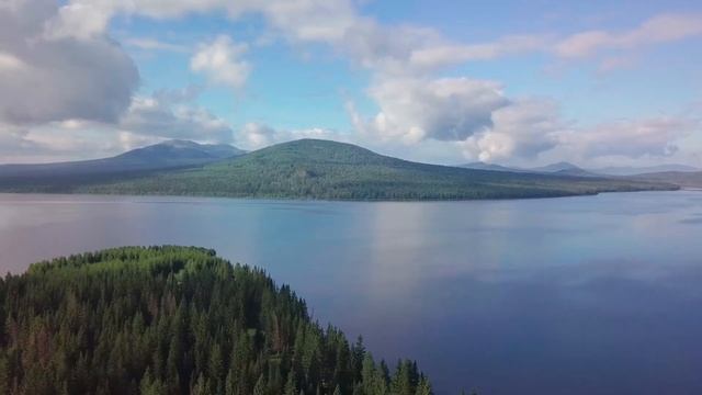 Побережье челябинского озера Зюраткуль оказалось завалено мусором