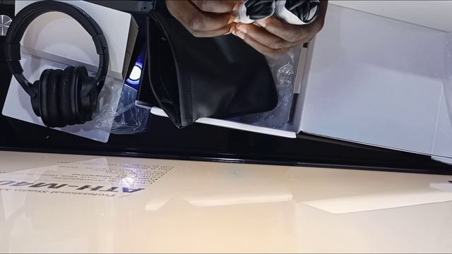 UNBOXING MY NEW ATH M40X BY AUDIO TECHNICA смотреть онлайн