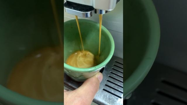 Кофемашина Delonghi Autentika настройка помола , на выходе насыщенный кофе #coffeemachine #sochi смотреть онлайн