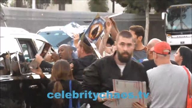 Actress Tilda Swinton is swarmed by fans in LA traffic security guards rush in to save the day смотреть онлайн