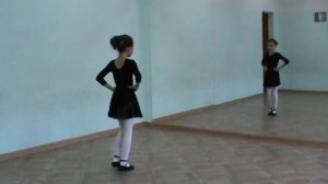 Полиночка работает, отрабатываем соте по  VI позиции. Не вставай с плие, не пружинь. Молодец !