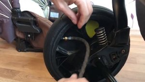 Как накачать колесо на детской коляске?