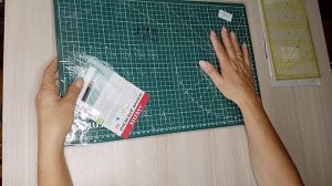 Необходимые покупки для шитья, коврик для резки и линейка для пэчворка.