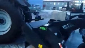 Трактор Valtra T 144 Active c бульдозерным отвалом и щеткой #1