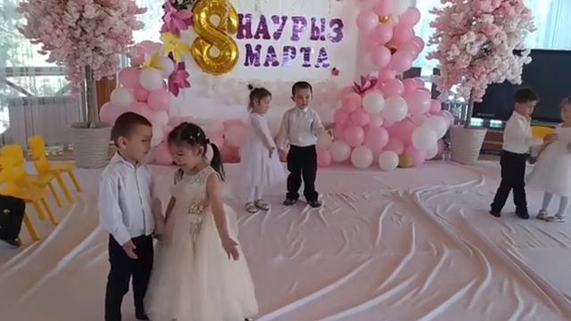 8 марта танец для трехлетних детей #детскийканал #дети #танцыдлядетей #балабақша #балатәрбиесі