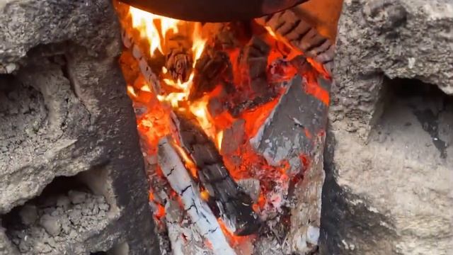 Борщ в казане на открытом огне! Вкусная еда на костре! смотреть онлайн