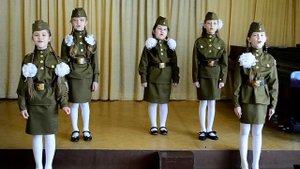 "Солдат молоденький"- Младшая группа "ЮниАрт"