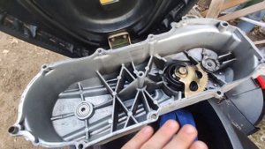 Посадил крышку вариатора на герметик. Зачем?