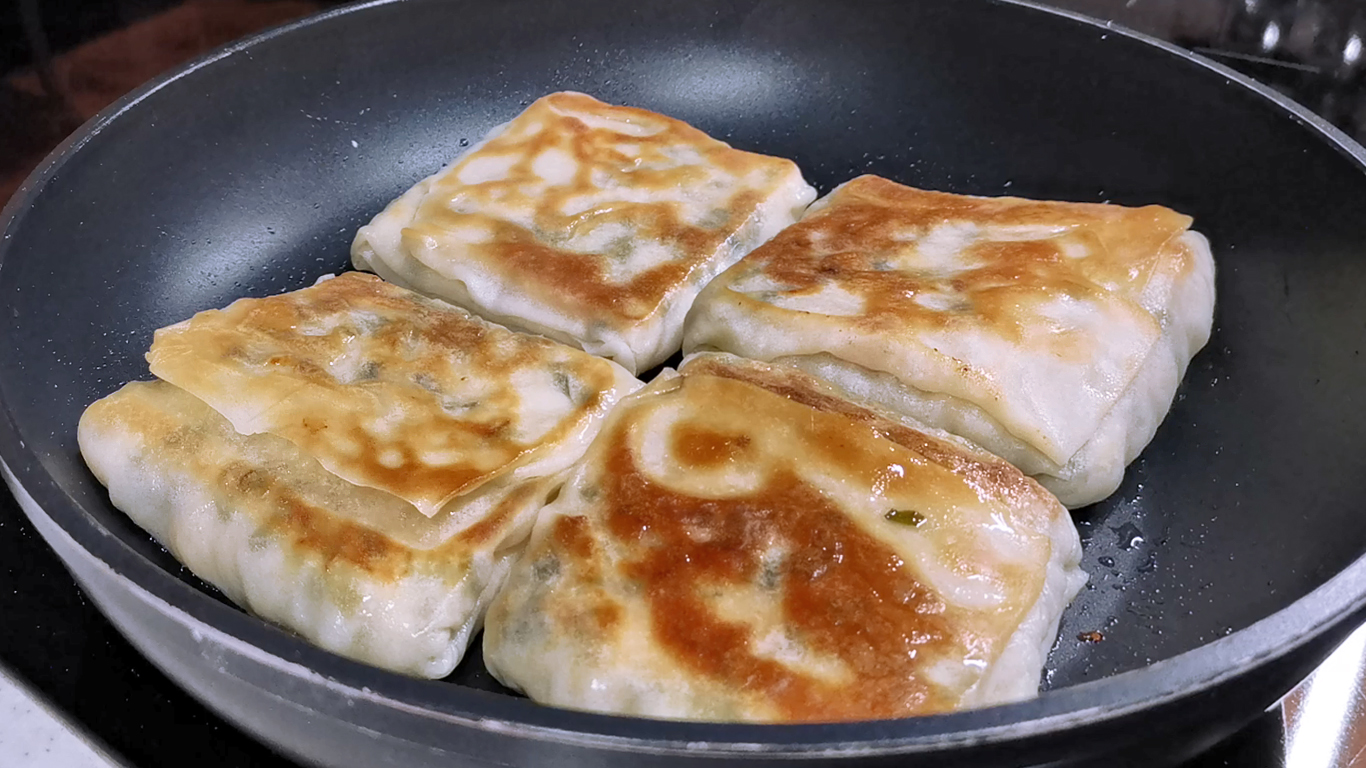 Едим прямо со сковородки еще горячими. Такие вкусные ЛЕПЕШКИ, даже остыть не успевают.mp4