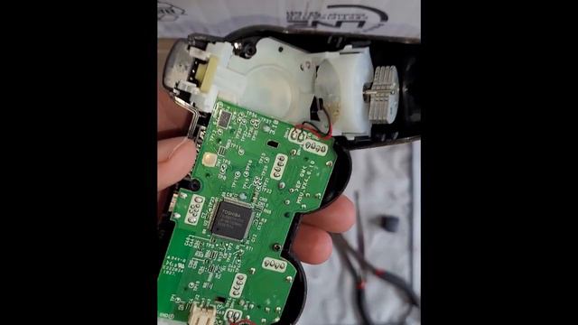 Change battery on PS3 Sixaxis Dualshock 3 controller смотреть онлайн