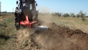 МТЗ 1221 с новым плантажным плугом ППС 2/50. Вспашка целины в респ. Крым