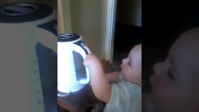 10месяцев ,Ребенок и Чайник смотреть онлайн