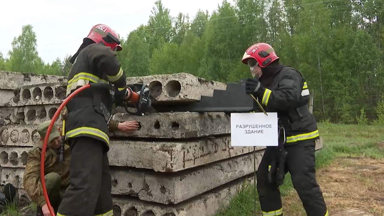 Совместная противопожарная тренировка. Пожарный. Упражнения пожарных 2023. Пожарный спасает. Противопожарная тренировка в ТГУ.