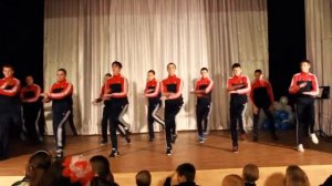 А он тебя целует, говорит что любит