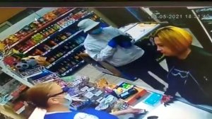 вот как разводят в магазине продавцов, девочка 17 лет переодевшись в старуху подставила продавца