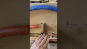 проходная водорозетка горячей воды.