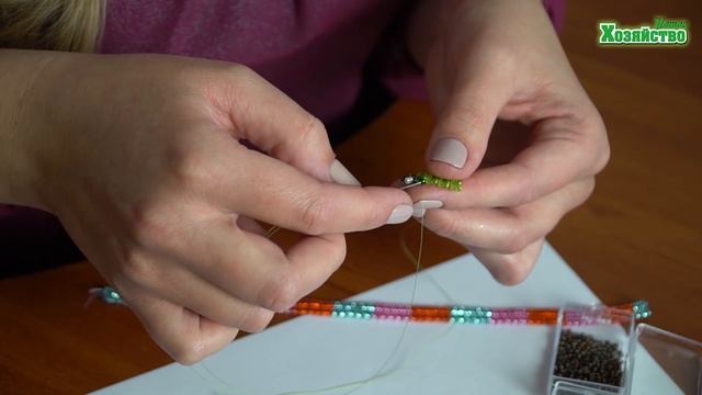 Новогодние игрушки из бисера . Техника плетения - Ндебеле смотреть онлайн