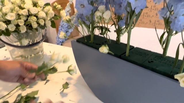 Simple Tutorials. White baby rose and delphinium light blue eucalyptus leaves #floristdesigner Vlog смотреть онлайн