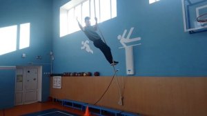 Вис на канате вниз головой без помощи рук