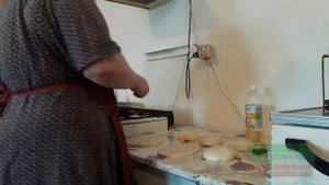 Обрезаю малину, пришла помощница, пеку пышки, пришла перебрать лук, а убрала весь подвал