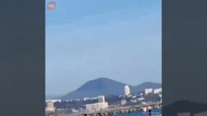 В Дагомысе женщина с двумя мужчинами открыли порно-сезон на берегу моря.