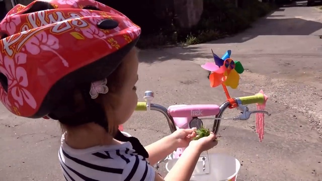 Катя варит суп и едет на велосипеде за зеленью для новой плиты с краном и водой (1) смотреть онлайн