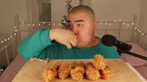 Корейцы едят курицу в один большой укус!