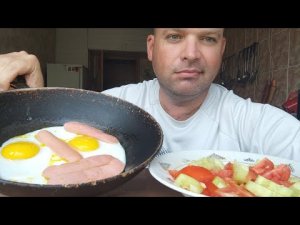 ОБЖОР ЯИЧНИЦА с сосисками/МУКБАНГ салат из помидоров и огурцов