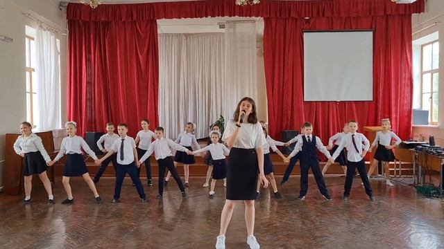 Свой музыкальный подарок дарит выпускникам 2021 года Сегаль Софья смотреть онлайн