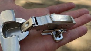 Петля HETTICH SENSYS с доводчиком накладная