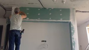 Как в одиночку отбить шнуркой линию для потолка